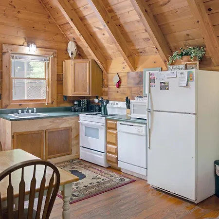 Cozy Cabin! Hot Tub, King Bed, Fireplace, & Pool Gatlinburg Exterior photo