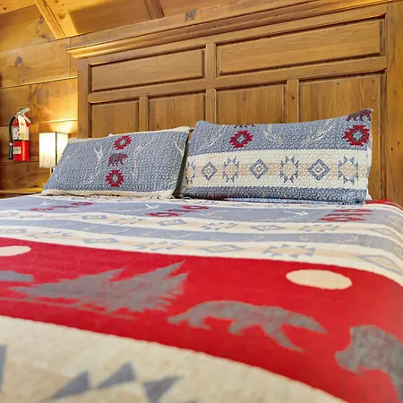 Cozy Cabin! Hot Tub, King Bed, Fireplace, & Pool Gatlinburg Exterior photo