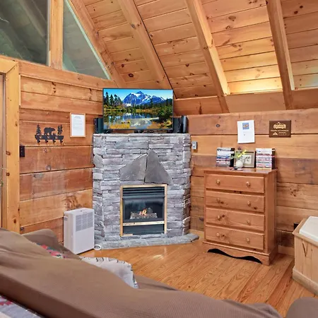 Cozy Cabin! Hot Tub, King Bed, Fireplace, & Pool Gatlinburg Exterior photo