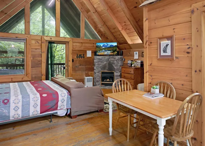 Cozy Cabin! Hot Tub, King Bed, Fireplace, & Pool